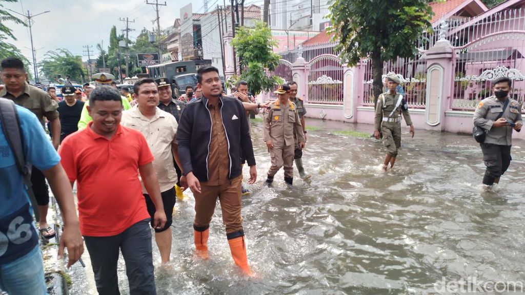 Potret Bobby Nasution Tinjau Banjir Pakai Sepatu Boots Orange