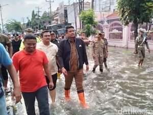 Potret Bobby Nasution Tinjau Banjir Pakai Sepatu Boots Orange Potret Bobby Nasution Tinjau Banjir Pakai Sepatu Boots Orange