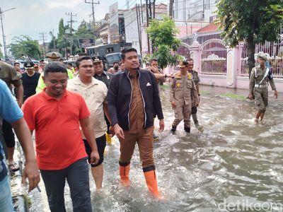 Potret Bobby Nasution Tinjau Banjir Pakai Sepatu Boots Orange