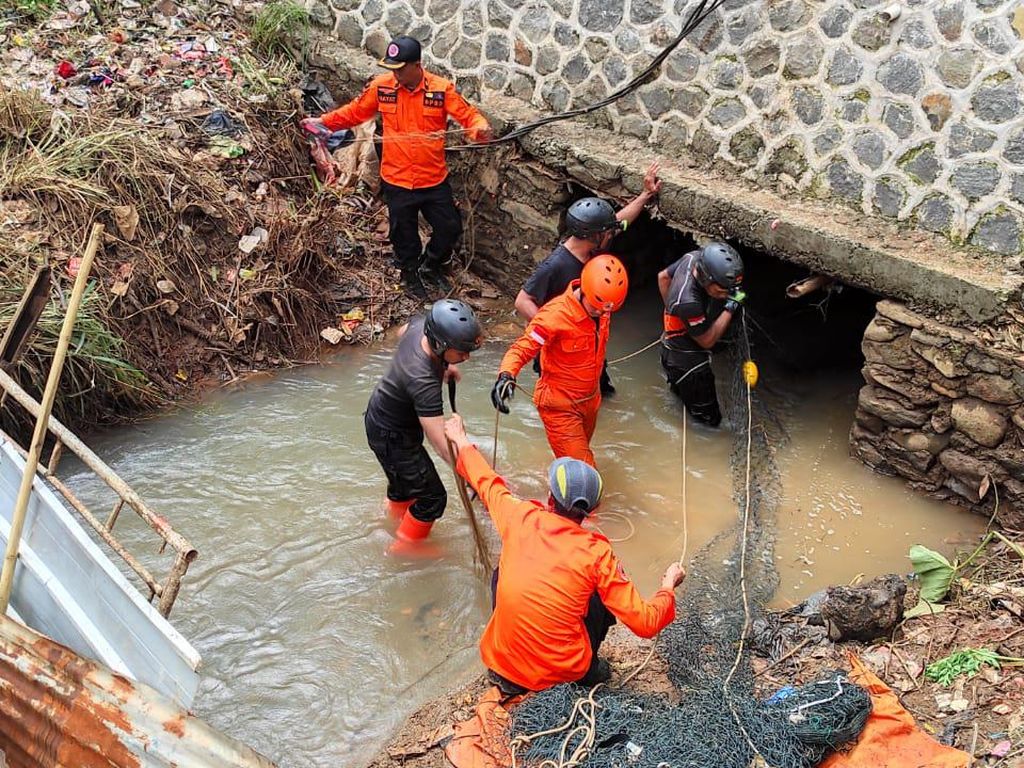 Agar Banjir Tak Terulang di Cibinong, BPBD Bersihkan Gorong-gorong Agar Banjir Tak Terulang di Cibinong, BPBD Bersihkan Gorong-gorong