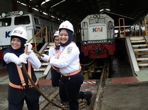 Bukan Tarik Tambang, Ini Lomba Tarik Lokomotif 84 Ton