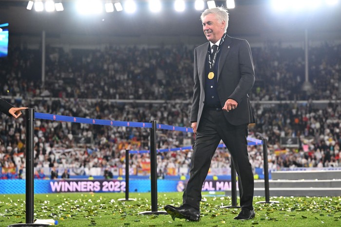 Carlo Ancelotti MADRID, SPAIN - APRIL 30: Carlo Ancelotti coach of Real MAdrid holdin the winning trophy at stadium Santiago Bernabeu on April 30, 2022 in Madrid, Spain. (Photo by Victor Carretero/Real Madrid via Getty Images)