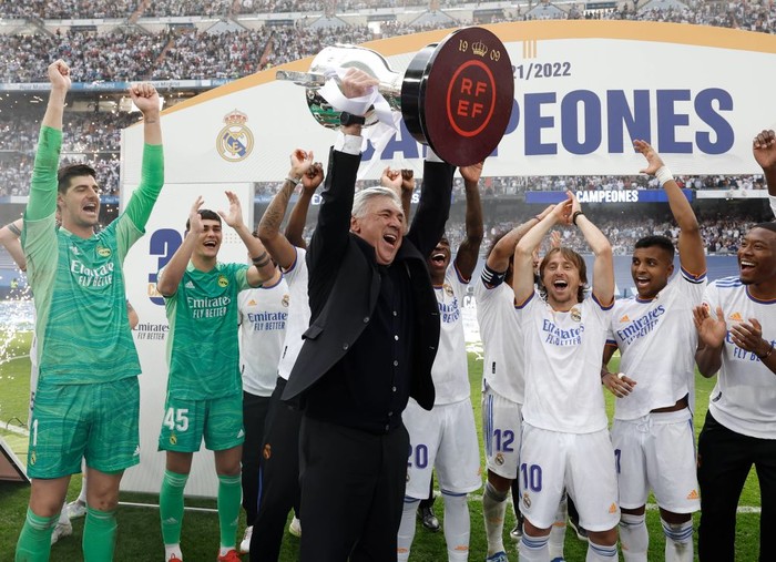 Carlo Ancelotti MADRID, SPAIN - APRIL 30: Carlo Ancelotti coach of Real MAdrid holdin the winning trophy at stadium Santiago Bernabeu on April 30, 2022 in Madrid, Spain. (Photo by Victor Carretero/Real Madrid via Getty Images)