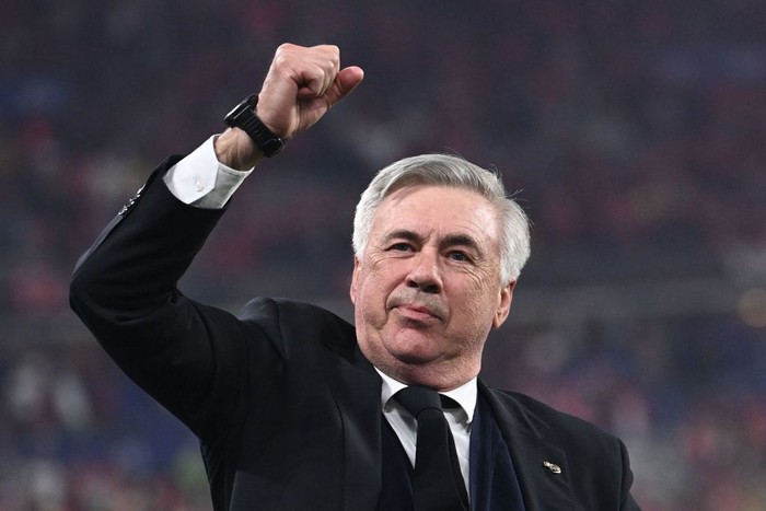 MADRID, SPAIN - APRIL 30: Carlo Ancelotti coach of Real MAdrid holdin the winning trophy at stadium Santiago Bernabeu on April 30, 2022 in Madrid, Spain. (Photo by Victor Carretero/Real Madrid via Getty Images)