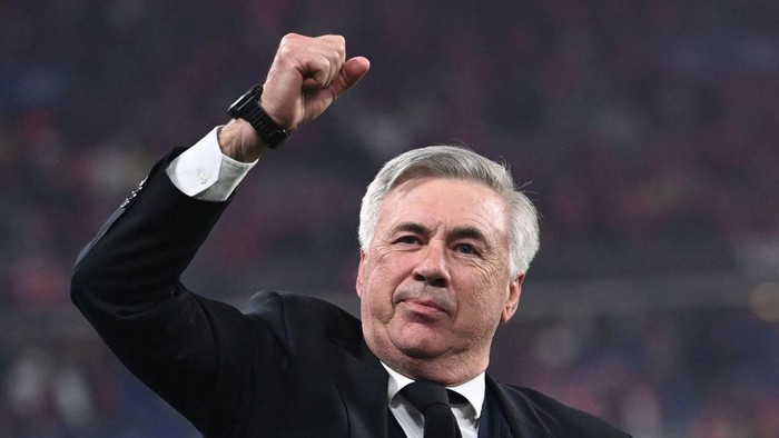 MADRID, SPAIN - APRIL 30: Carlo Ancelotti coach of Real MAdrid holdin the winning trophy at stadium Santiago Bernabeu on April 30, 2022 in Madrid, Spain. (Photo by Victor Carretero/Real Madrid via Getty Images)