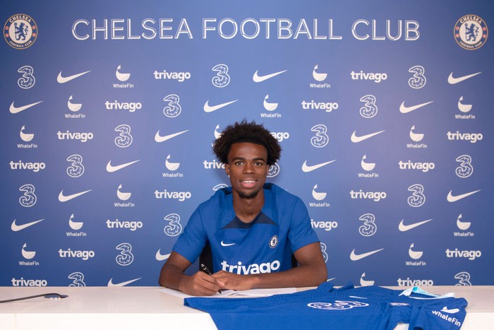 carney chukwuemeka chelsea bursa transfer COBHAM, ENGLAND - AUGUST 04: Chelsea Unveil New Signing Carney Chukwuemeka at Chelsea Training Ground on August 4, 2022 in Cobham, England. (Photo by Darren Walsh/Chelsea FC via Getty Images)
