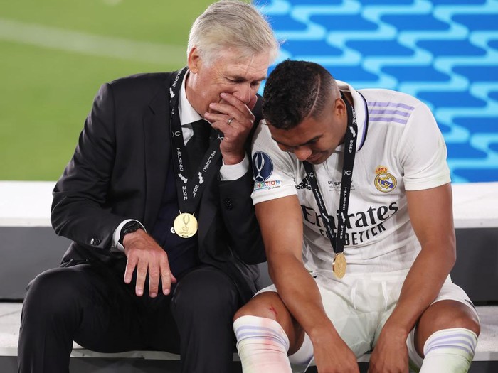 HELSINKI, FINLAND - AUGUST 10: Real Madrid coach Carlo Ancelotti makes a point to Casemiro following the Real Madrid CF v Eintracht Frankfurt - UEFA Super Cup Final 2022 at Helsinki Olympic Stadium on August 10, 2022 in Helsinki, Finland. (Photo by Chris Brunskill/Fantasista/Getty Images)