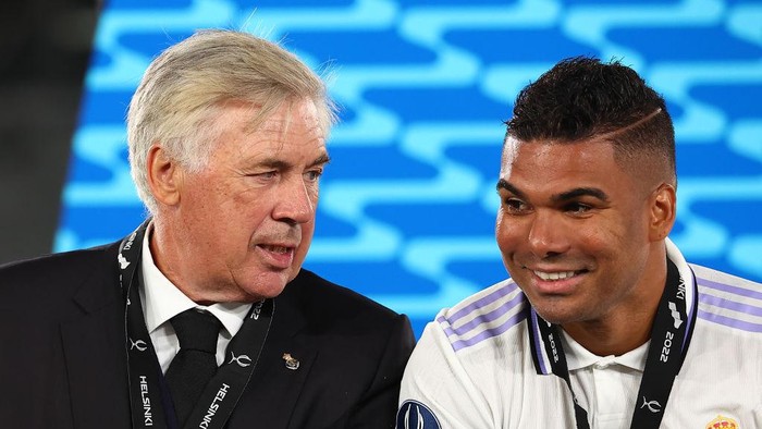 HELSINKI, FINLAND - AUGUST 10: Real Madrid coach Carlo Ancelotti makes a point to Casemiro following the Real Madrid CF v Eintracht Frankfurt - UEFA Super Cup Final 2022 at Helsinki Olympic Stadium on August 10, 2022 in Helsinki, Finland. (Photo by Chris Brunskill/Fantasista/Getty Images)