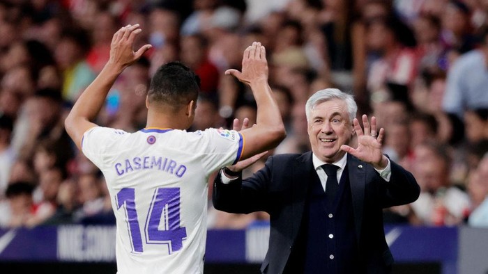 HELSINKI, FINLAND - AUGUST 10: Real Madrid coach Carlo Ancelotti makes a point to Casemiro following the Real Madrid CF v Eintracht Frankfurt - UEFA Super Cup Final 2022 at Helsinki Olympic Stadium on August 10, 2022 in Helsinki, Finland. (Photo by Chris Brunskill/Fantasista/Getty Images)