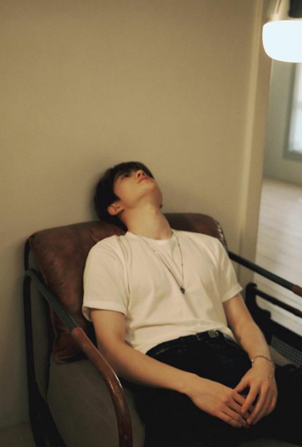 Dengan konsep foto warm tone, Jaehyun tampil dengan sorot mata sendu/Foto: instagram.com/nct Teaser foto pertama menampilkan 11 potret Jaehyun.