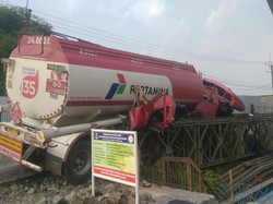 Rem Blong, Truk Tangki Seruduk Mobil dan Pembatas Jembatan di Tangerang