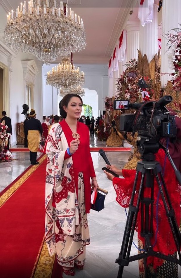 dr. Reisa Brotoasmoro/Foto : instagram.com/reisabrotoasmoro dr. Reisa hadir mengenakan kebaya merah dan kain batik sutra