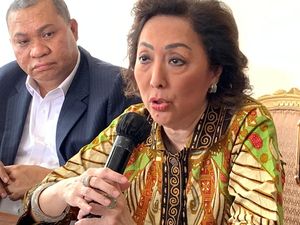 Elliana Wibowo Bongkar Fakta Pendirian Blue Bird hingga Minta Bantuan Jokowi Elliana Wibowo Bongkar Fakta Pendirian Blue Bird hingga Minta Bantuan Jokowi