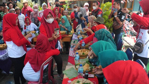 Emak-emak di Palembang Bikin Lomba Makan Pempek Sampai Kenyang
