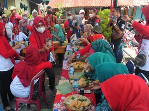 Emak-emak di Palembang Bikin Lomba Makan Pempek Sampai Kenyang