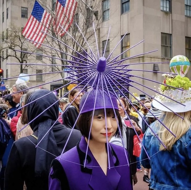 Foto: instagram.com/heidi_337 Heidi Lee memakai Parasol Skeleton Hat/