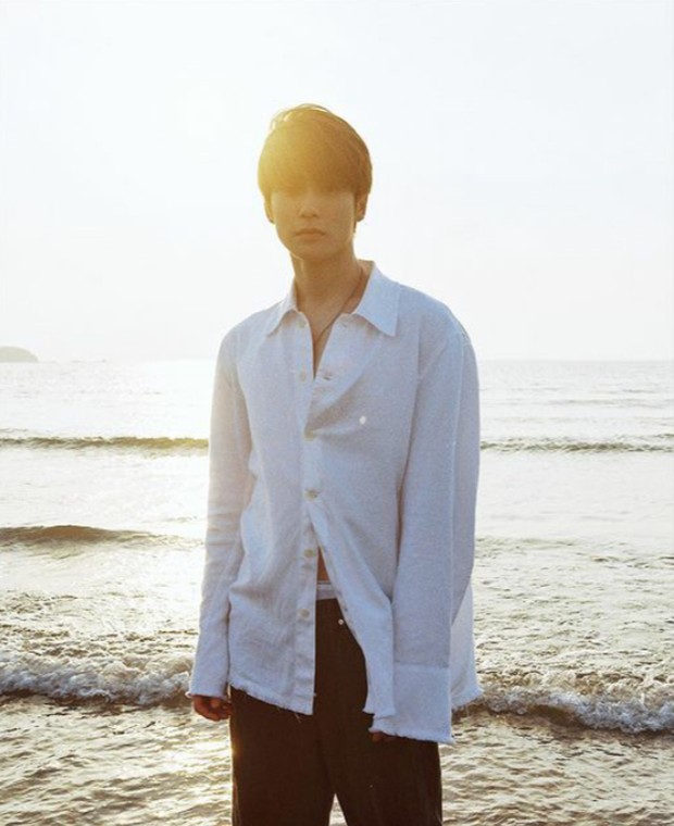 Foto teaser lainnya menunjukkan potret Jaehyun di sebuah pantai/Foto: instagram.com/nct Jaenyun kembali membuat penasaran dengan lagu Forever Only melalui foto 13 potret foto teaser.