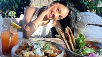 Pose Keren Naura Ayu Saat Hangout hingga Makan di Pinggir Pantai