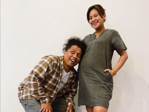 Indah Permatasari Lahirkan Anak Pertama, Arie Kriting: Bahagia Sekali Indah Permatasari Lahirkan Anak Pertama, Arie Kriting: Bahagia Sekali