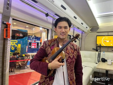 Iskandar Widjaja Rilis 'Sepasang Mata Bola'