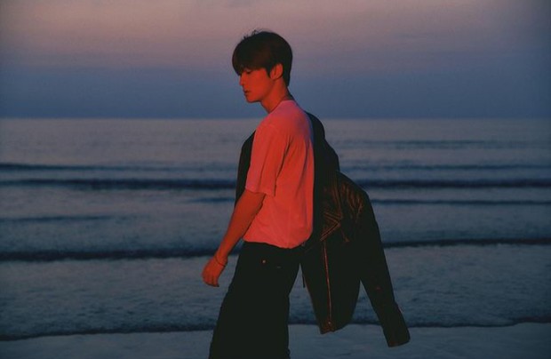 Jaehyun juga tampil dengan balutan jaket kulit dan jeans hitam/Foto: instagram.com/nct Jaehyun tampil kharismatik dengan balutan jaket kulit.