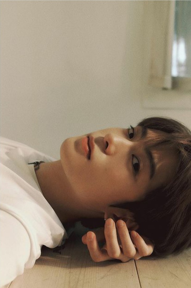 Jaehyun tampil dengan balutan kaos putih dan jeans hitam dalam teaser foto/Foto: instagram.com/nct Teaser pertama menunjukkan potret Jaehyun dengan latar tempat rumah.