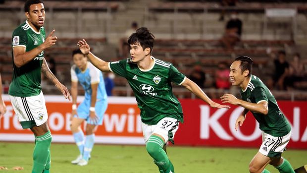 Jeonbuk Hyundai Motors' Kim Jing-yu (C) celebrates after scoring a goal during the round-of-16 AFC Champions League football match between South Korea's Daegu FC and South Korea's Jeonbuk Hyundai Motors at Urawa Komaba Stadium in Saitama on August 18, 2022. (Photo by YOSHIKAZU TSUNO / AFP)