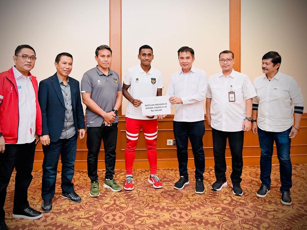 Jokowi Beri Bonus Rp 1 Miliar ke Timnas Juara AFF U-16 2022