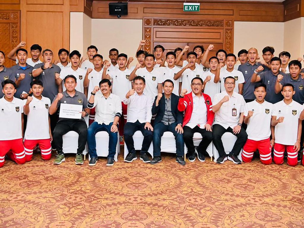Jokowi Beri Bonus Rp 1 Miliar ke Timnas Sepakbola U-16