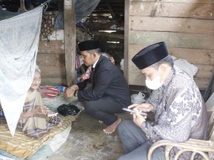 Cerita Kades di Mamuju Bagi Sembako ke Lansia usai Upacara HUT ke-77 RI