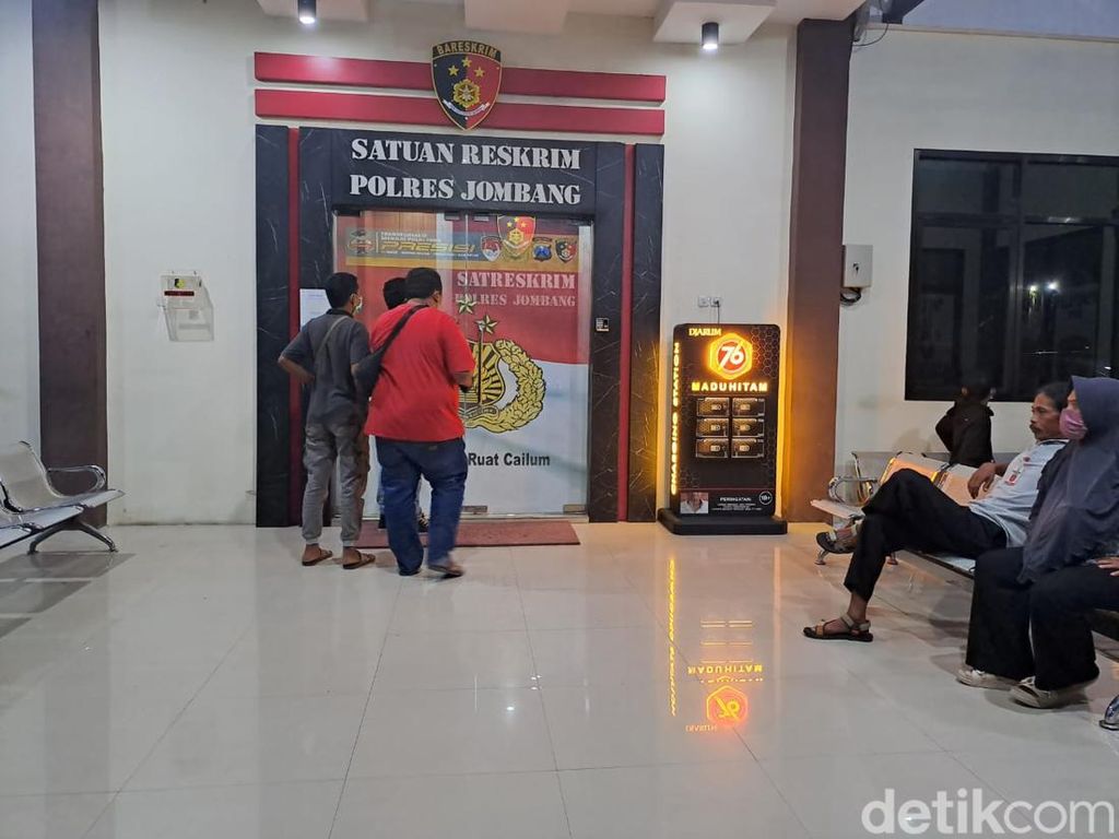 Muncikari Penyedia Laki-laki untuk Pejabat Kejari Bojonegoro Jadi Tersangka Muncikari Penyedia Laki-laki untuk Pejabat Kejari Bojonegoro Jadi Tersangka