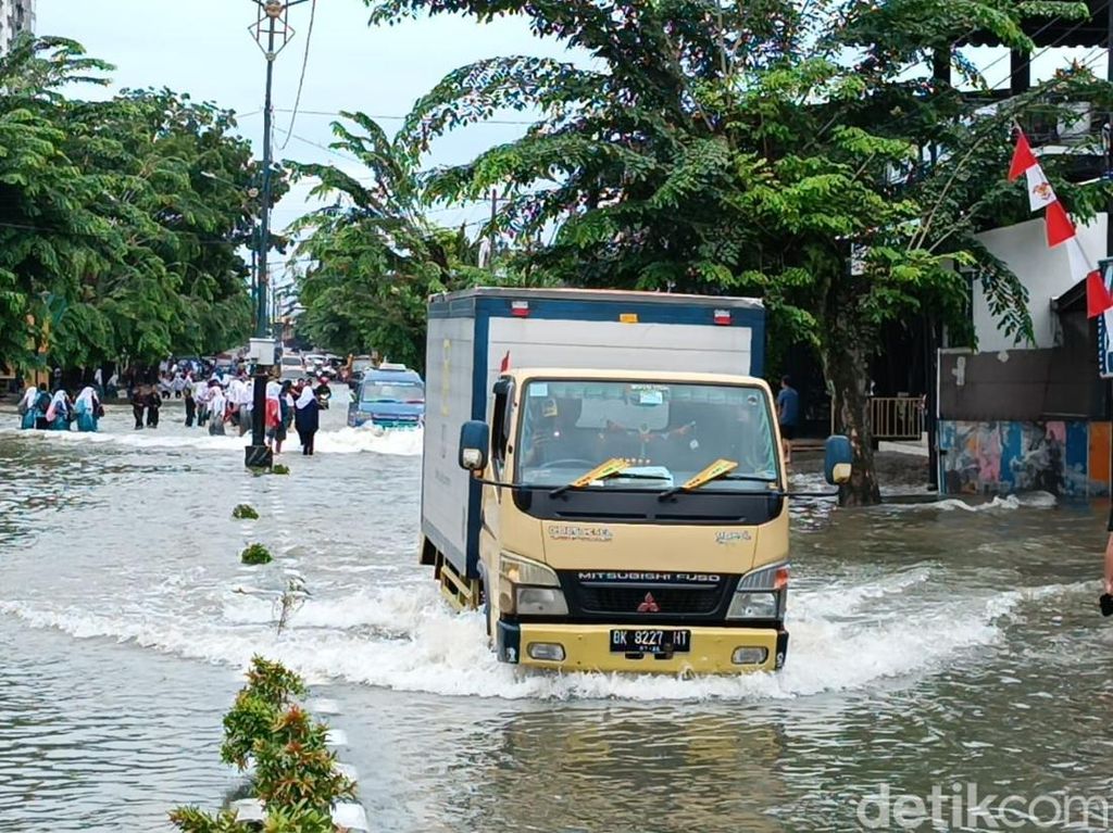 Puluhan Kendaraan Mogok Terjebak Banjir di Medan