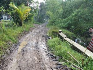 35 Persen Jalan Kabupaten Pandeglang Banten Masih Rusak 35 Persen Jalan Kabupaten Pandeglang Banten Masih Rusak