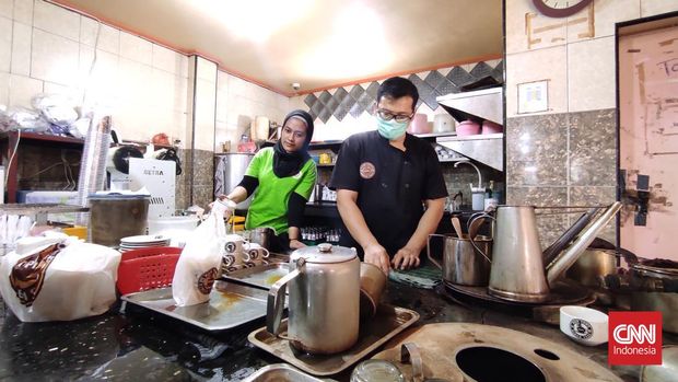 Kopi Massa Kok Tong, salah satu tempat legendaris di Kota Pematang Siantar, Sumatera Utara. Kopi ini sudah ada sejak 1925 dengan cita rasa yang khas. Selain kopi hitam, salah satu menu andalan lainnya adalah roti bakar srikaya.