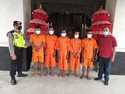 Beraksi di Siang Bolong, 5 Pemulung Curi Besi Vila di Tabanan Dibekuk