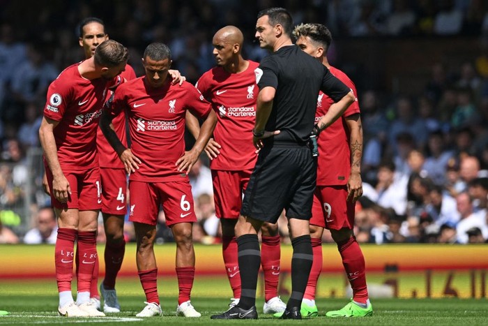 Liverpool Liverpool's Spanish midfielder Thiago Alcantara (3rd L) reacts after picking up an injury during the English Premier League football match between Fulham and Liverpool at Craven Cottage in London on August 6, 2022. - RESTRICTED TO EDITORIAL USE. No use with unauthorized audio, video, data, fixture lists, club/league logos or 'live' services. Online in-match use limited to 120 images. An additional 40 images may be used in extra time. No video emulation. Social media in-match use limited to 120 images. An additional 40 images may be used in extra time. No use in betting publications, games or single club/league/player publications. (Photo by JUSTIN TALLIS / AFP) / RESTRICTED TO EDITORIAL USE. No use with unauthorized audio, video, data, fixture lists, club/league logos or 'live' services. Online in-match use limited to 120 images. An additional 40 images may be used in extra time. No video emulation. Social media in-match use limited to 120 images. An additional 40 images may be used in extra time. No use in betting publications, games or single club/league/player publications. / RESTRICTED TO EDITORIAL USE. No use with unauthorized audio, video, data, fixture lists, club/league logos or 'live' services. Online in-match use limited to 120 images. An additional 40 images may be used in extra time. No video emulation. Social media in-match use limited to 120 images. An additional 40 images may be used in extra time. No use in betting publications, games or single club/league/player publications. (Photo by JUSTIN TALLIS/AFP via Getty Images)