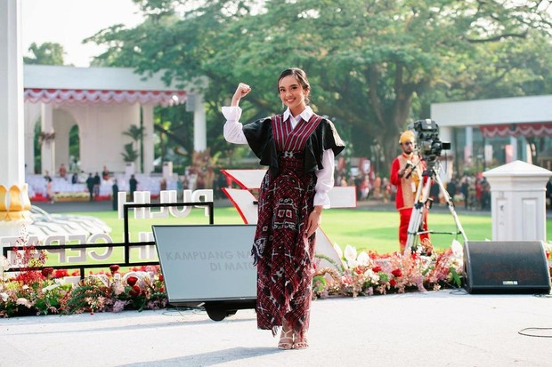 Lyodra Ginting/Foto : instagram.com/lyodraofficial Penyanyi cantik Lyodra mengenakan busana nuansa Kain Ulos dan Tenun Batak