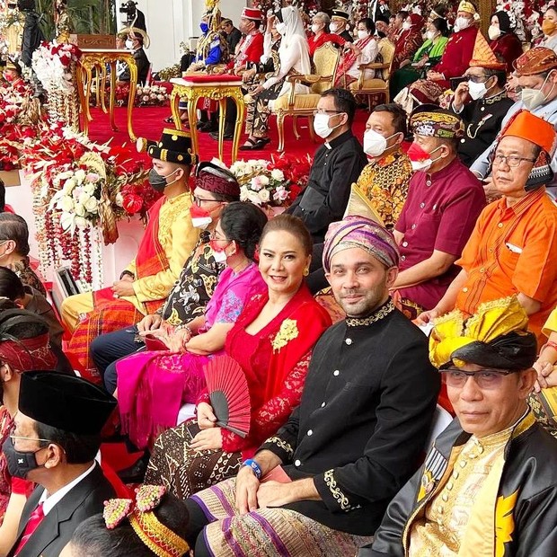 Memes duduk bersama Teuku Zacky/Foto : instagram.com/memes605 Memes hadir mengenakan kebaya merah dan kain batik