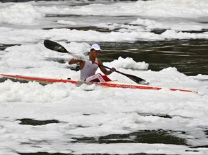 Miris, Atlet Dayung Berlatih di Tengah Limbah Busa Sungai BKT Jakarta