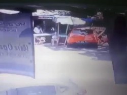 Mobil Seruduk Nenek dan Cucu di Bogor gegara Sopir Salah Injak Pedal