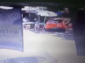 Mobil Seruduk Nenek dan Cucu di Bogor gegara Sopir Salah Injak Pedal Mobil Seruduk Nenek dan Cucu di Bogor gegara Sopir Salah Injak Pedal