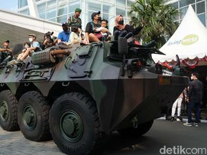 Panser Anoa Diserbu Warga dalam Pameran Alutsista di Tangsel Panser Anoa Diserbu Warga dalam Pameran Alutsista di Tangsel