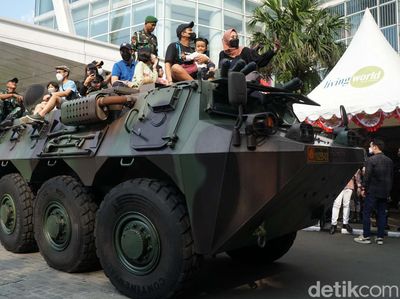 Panser Anoa Diserbu Warga dalam Pameran Alutsista di Tangsel
