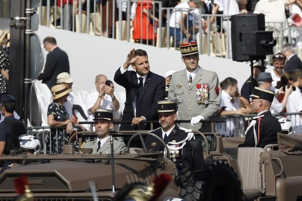 Parade militer di hari perayaan kemerdekaan Perancis/Foto:Twitter.com/Talkforks Hari kemerdekaan Perancis atau yang disebut Bastille Day diperingati dengan parade milter dan pidato dari presiden.