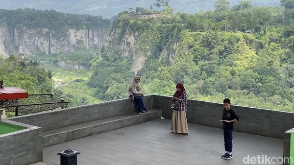 6 Potret Pesona Lembah Ngarai Sianok, Pahatan Perbukitan yang Indah