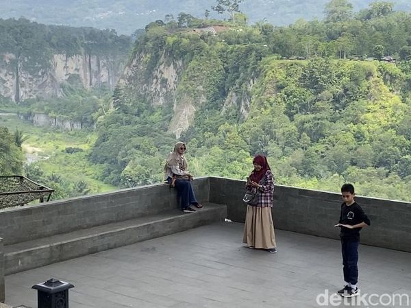 6 Potret Pesona Lembah Ngarai Sianok, Pahatan Perbukitan yang Indah