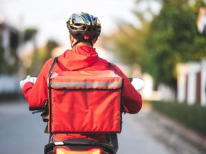Pengantar Makanan Ini Keluhkan Upahnya Hanya Cukup Untuk Beli Bensin