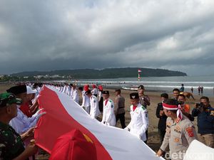 Gagah! Bendera Merah Putih Sepanjang 1 KM Membentang di Pangandaran