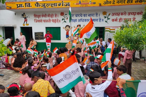 Perayaan hari kemerdekaan India di sekolah/Foto:Twitter.com/ Hampir sama seperti Indonesia, India juga melakukan upacara ketika hari kemerdekaan.