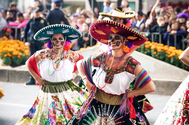 Perayaan hari kemerdekaan Mexico/Foto:Twitter.com/ Parade kostum serta kembang api memenuhi hari kemerdekaan Mexico.